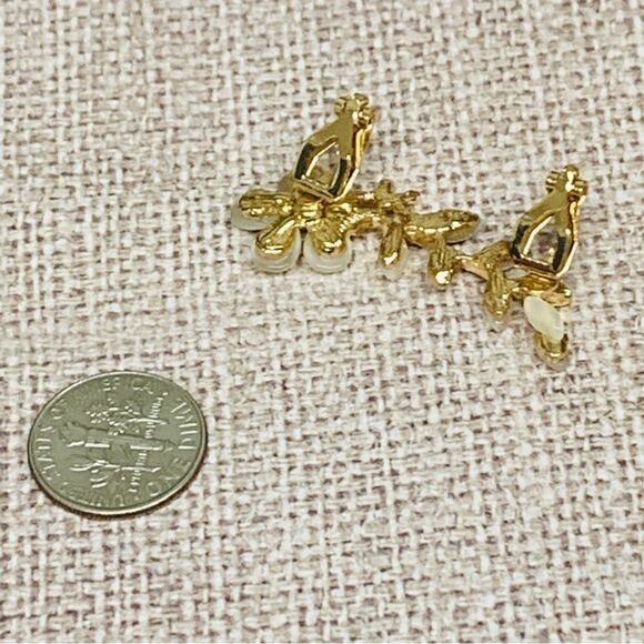 Gold Acrylic Mother of Pearl Floral Ear Clip - Picture 2 of 2